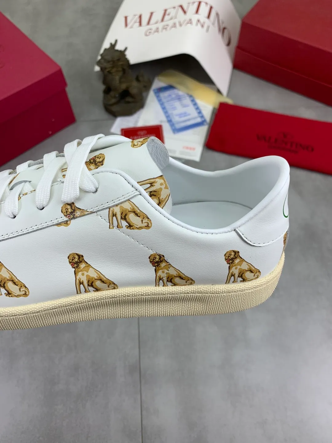 Men's men's shoes 💰P520 New style 💰 Top version Valentino Valentino 25/ Royco series Cherry 🍒Couple style Casual sneakers White shoes Original purchase and development Production Classic and timeless low-top sneakers outline a lazy silhouette, supplemented by low-key and restrained brand details, evolved into a must-have item in the wardrobe, comfortable and versatile!  ✔️Fabric: Original customized first-layer cowhide ✔️Inner lining: Imported breathable sheep lining ✔️Sole: Original molded anti-slip rubber material ✔️Size: 38-45